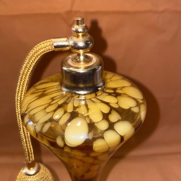 Rare find, vintage brown and white hand blown Alice-Aliya bottle with atomizer - Picture 5 of 5